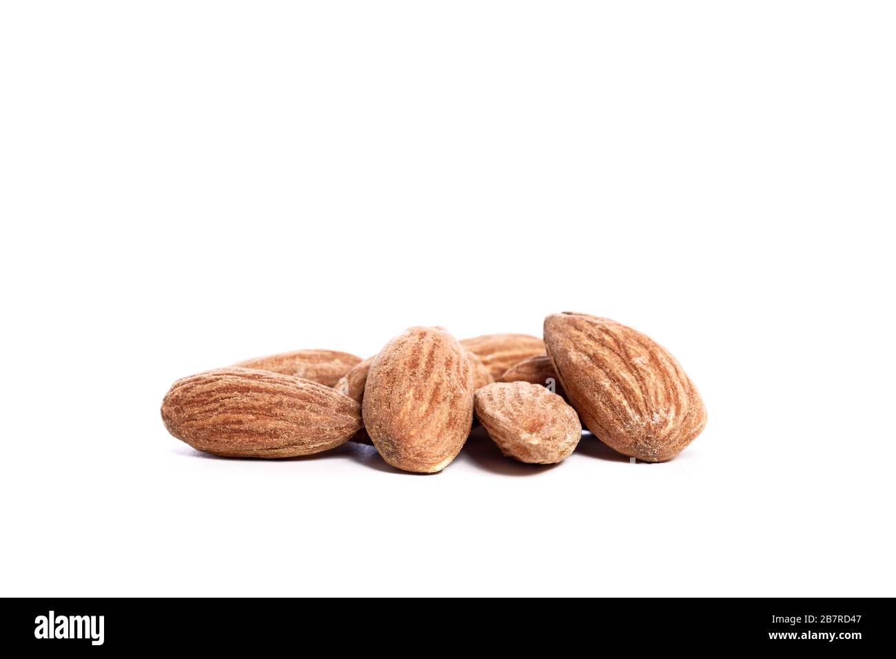 Amandes salées sur fond blanc Banque D'Images