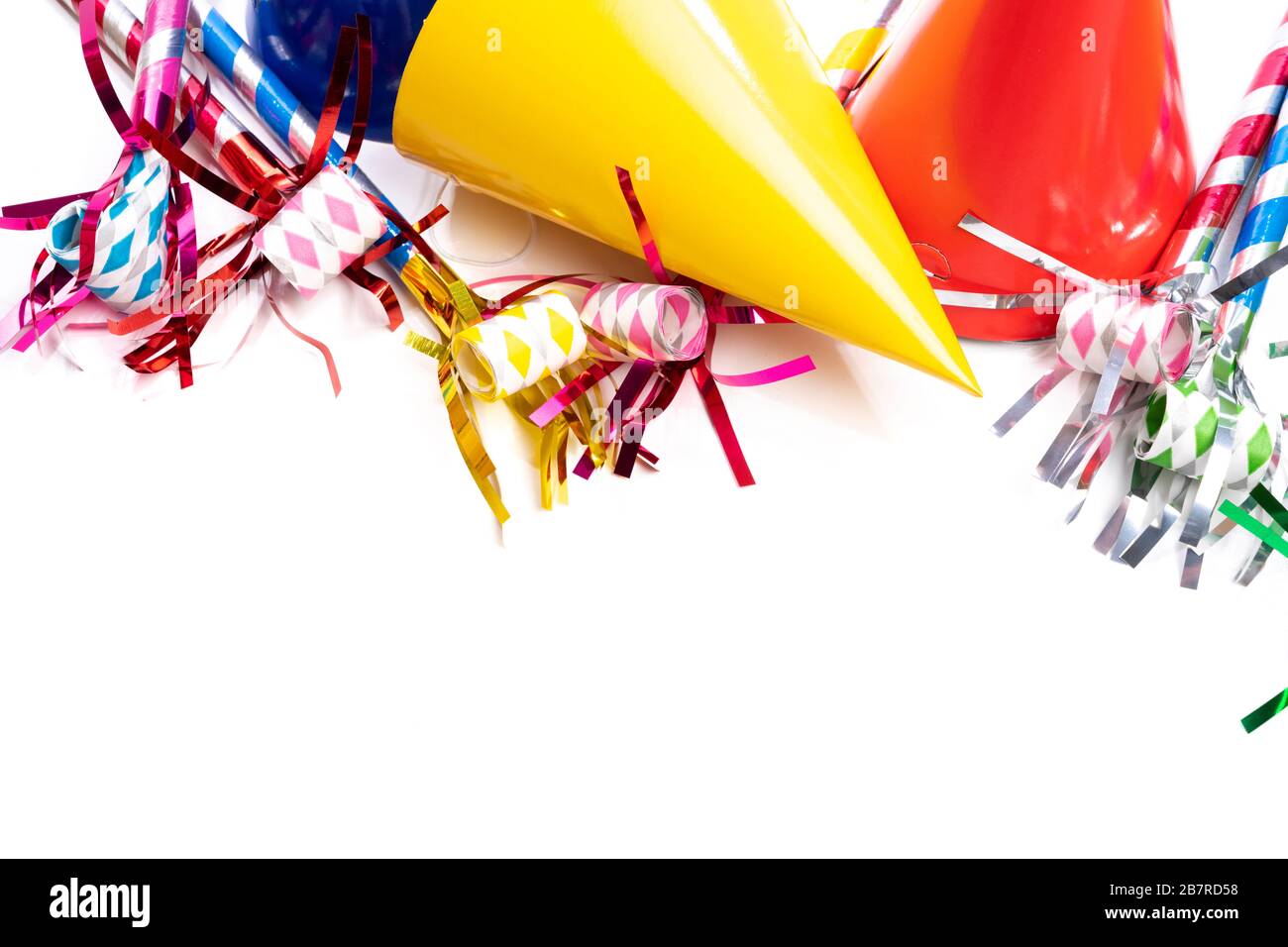 Un groupe de chapeaux d'anniversaire colorés et de fabricants de nez sur un fond blanc Banque D'Images