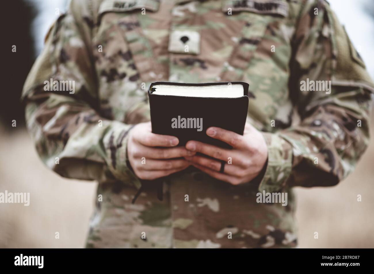 Photo d'un jeune soldat tenant une bible Banque D'Images