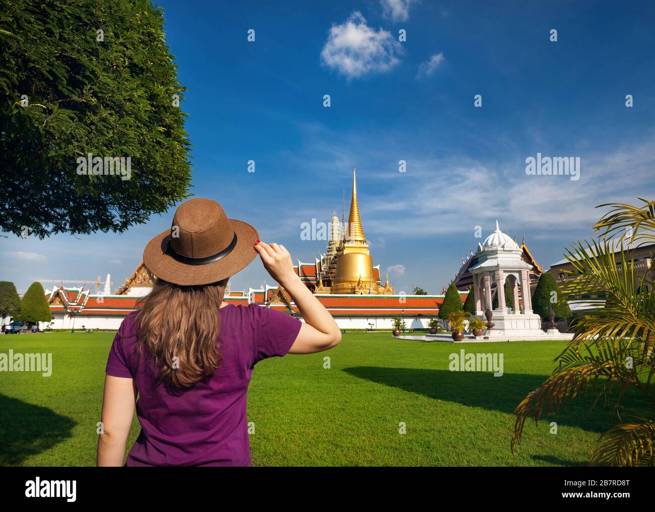 Woman in hat touristiques à la recherche de big stupa doré dans Wat Phra Kaew à Bangkok, Thaïlande Banque D'Images