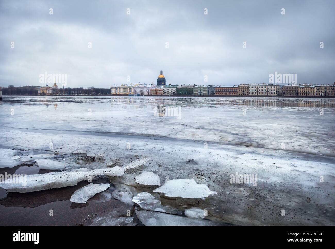 La rivière Neva gelée avec de la glace de la cathédrale Saint-Isaac sur l'autre face en hiver, Saint-Pétersbourg, Russie Banque D'Images