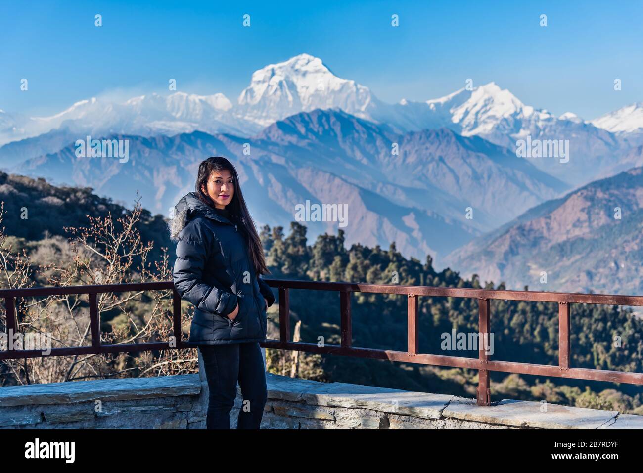 Belle fille posant devant la chaîne de montagnes Dhaulagiri, Pokhara, Népal Banque D'Images