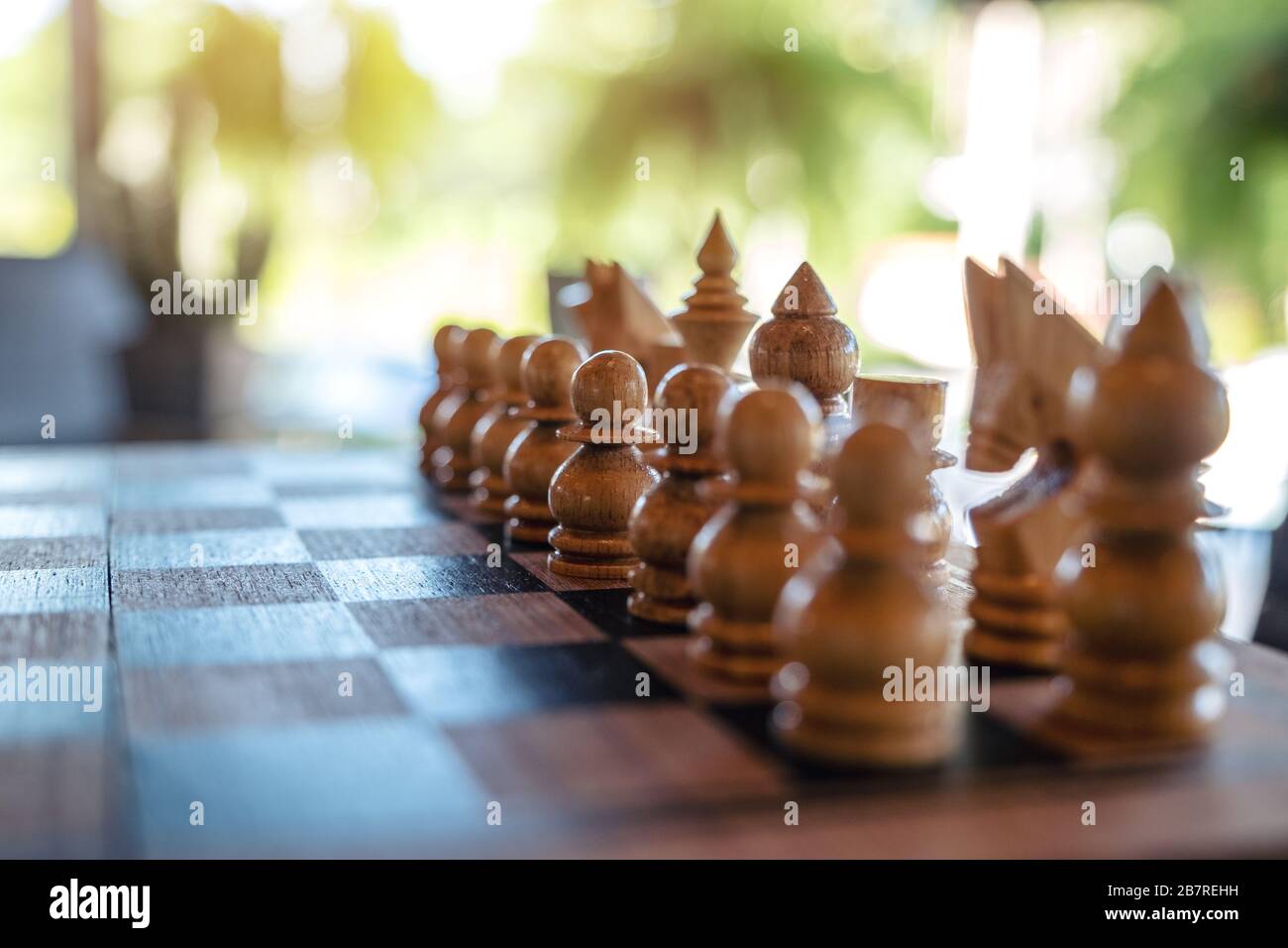 Gros plan d'un jeu d'échecs en bois sur chessboard Banque D'Images