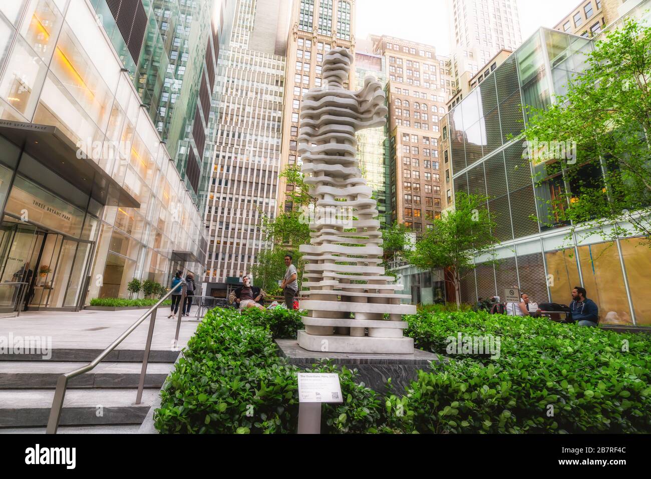 New York City/USA -24 mai 2019 'The Guardian: Hero' sculpture de l'architecte italien Antonio Pio Saracino situé au Three Bryan Park entre 41ème Banque D'Images