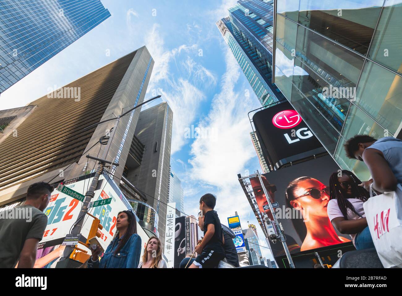New York City/USA - 24 mai 2019 surpeuplée Times Square, l'une des attractions touristiques les plus visitées au monde. Vue sur la rue, architecture, lumineux billboa Banque D'Images