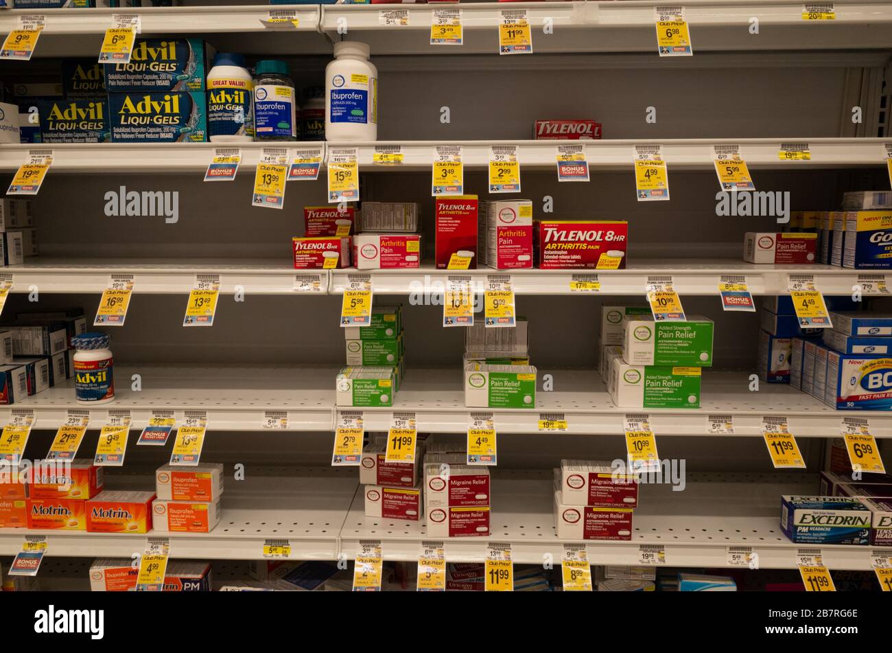 Douleurs et pénuries de médicaments réducteurs de fièvre sur les étagères de la pharmacie locale. Médicaments pour soulager les symtoms COVID-19. Banque D'Images