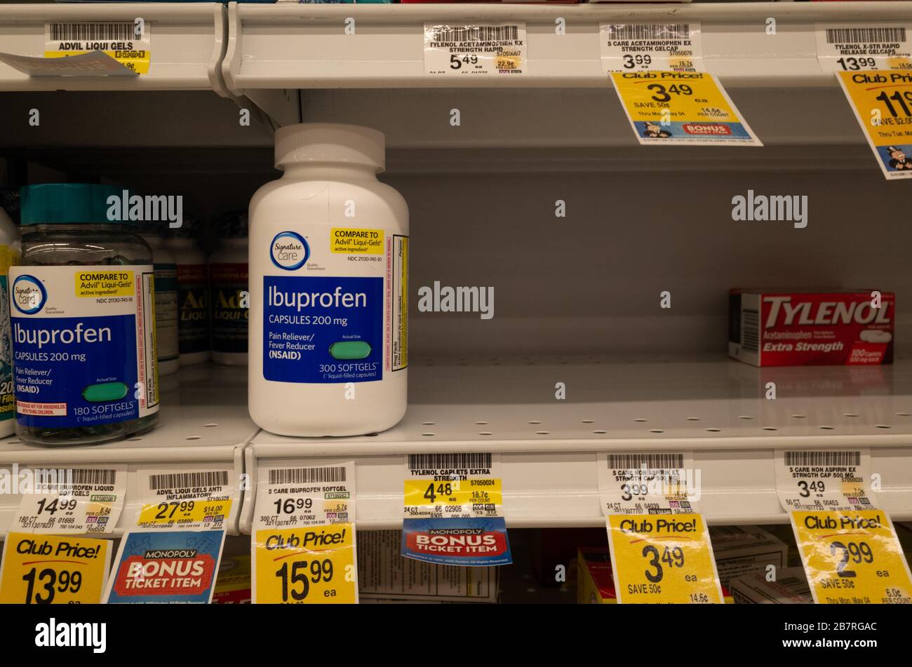 Ibuprofène et Tylenol (paracétamol ou acétaminophène) côte à côte sur un plateau pharmaceutique. TYLENOL pas Ibuprofène pour réduire les symptômes de COVID-19. Banque D'Images