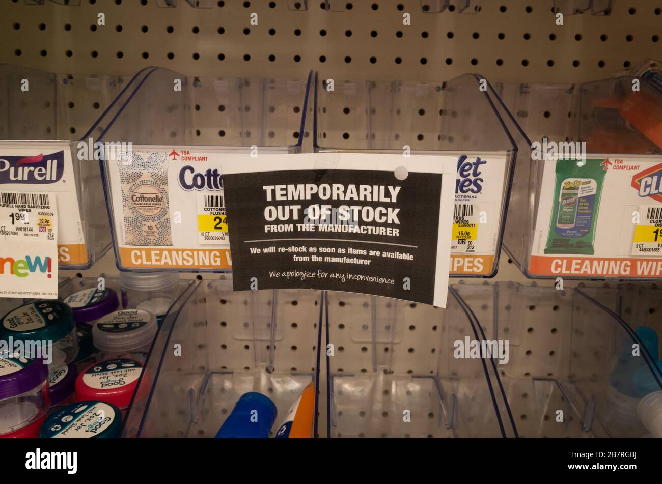 Poubelles vidées de lingettes et de désinfectant pour les mains au milieu des achats de panique de la pandémie de coronavirus de 2020, Helena, Montana, États-Unis d'Amérique. Banque D'Images