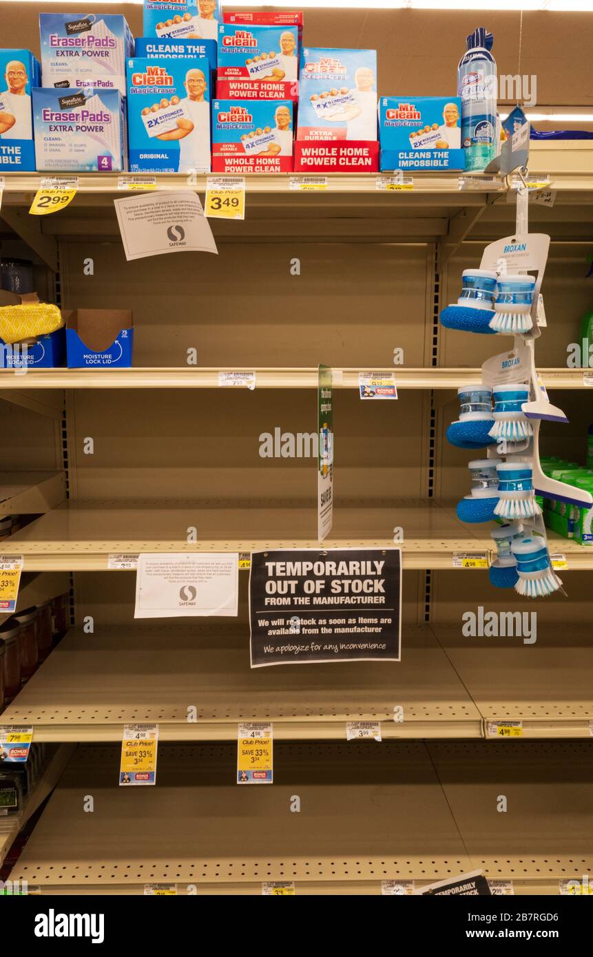 Étagères vidées de lingettes désinfectantes au milieu des achats de panique de la pandémie de coronavirus de 2020, Helena, Montana, États-Unis d'Amérique. Banque D'Images