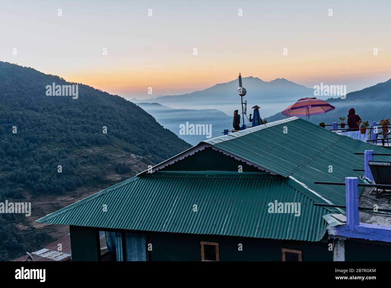 Belle vue sur le lever du soleil depuis le pavillon Ghorepani à Pokhara Népal Banque D'Images