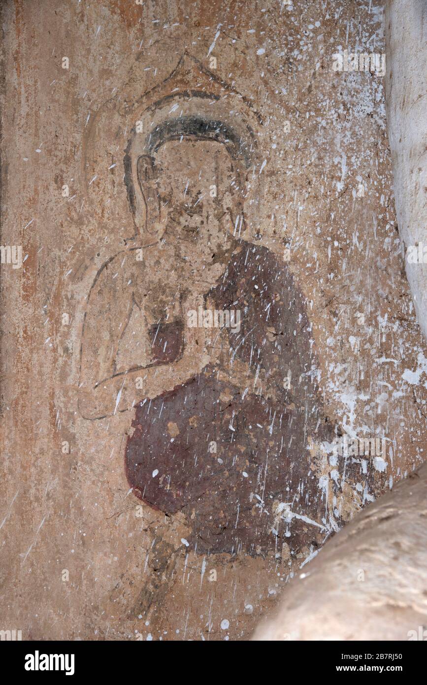 Myanmar: Bagan-Salay. Bouddha peint sur le mur gauche du sanctuaire dans l'un des trois temples de Paya Thon zu. Banque D'Images