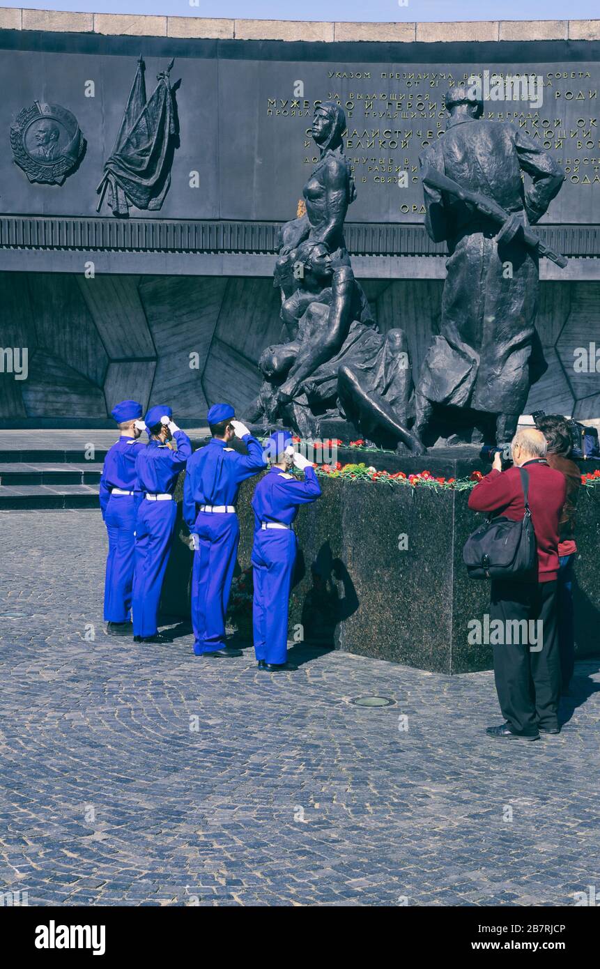 Saint-Pétersbourg, Russie - 05 mai 2016 : les cadets saluent le mémorial « la mémoire aux héroïques défenseurs de Leningrad 1941-1944 » à la veille de la Victoire da Banque D'Images