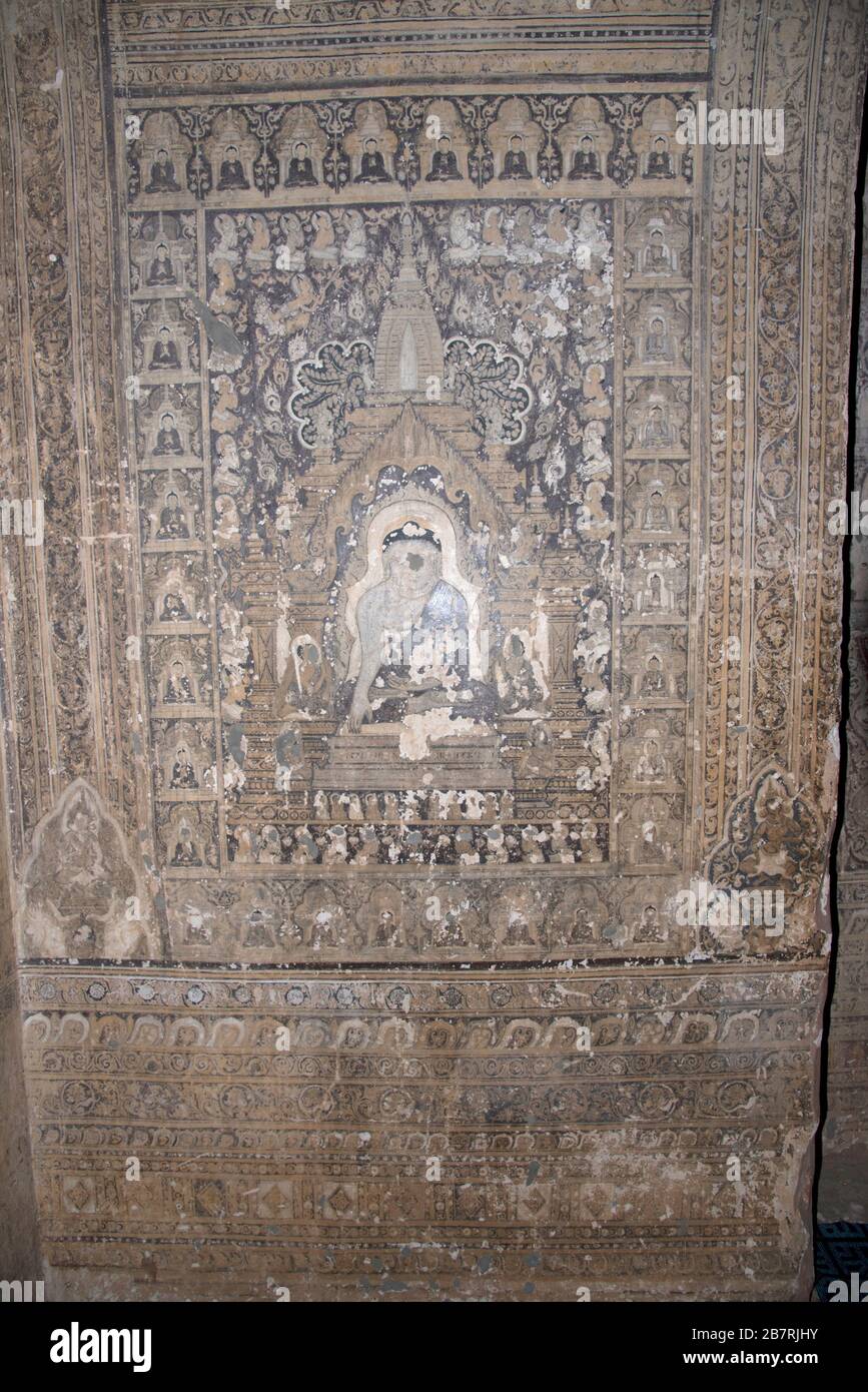 Myanmar: Temple de Bagan-Nandamanya, Phaya Thone circa. Mur droit A.D. du 9ème-10ème siècle, Bouddha à Bhumisparsha avec Bouddha miniature et des diciples sur Banque D'Images