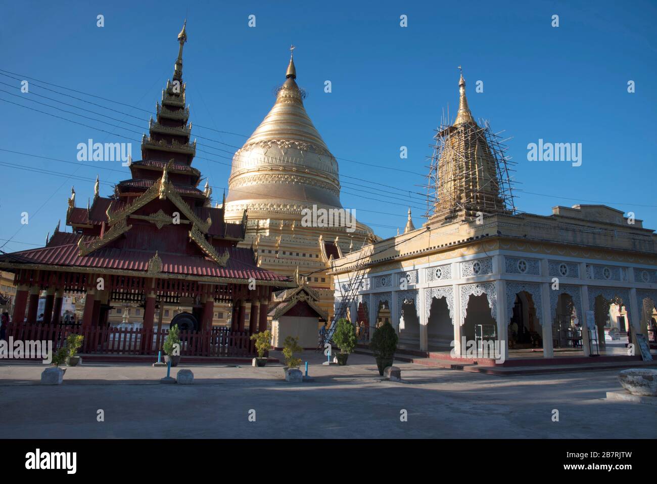 Myanmar: Bagan- vue générale de la Pagode de Shwezigon. Il tire son nom de jeyabhumi, '' Terre de la victoire Banque D'Images