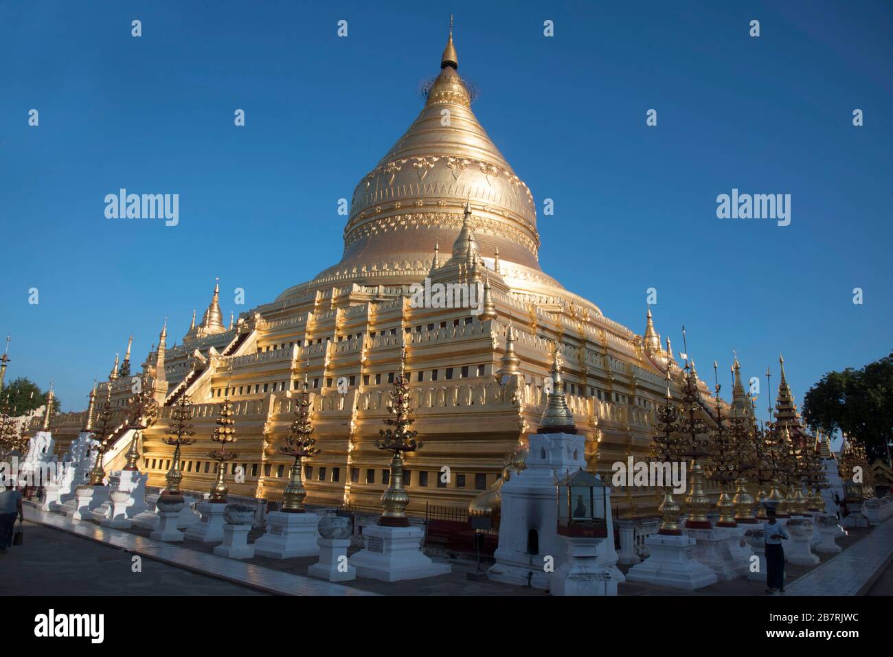 Myanmar: Bagan- vue générale de la Pagode de Shwezigon. Banque D'Images