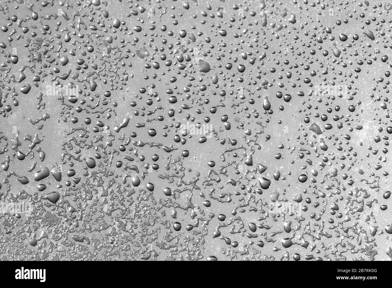 L'eau de verre humide baisse le motif de texture de l'arrière-plan. Fond en verre. Banque D'Images