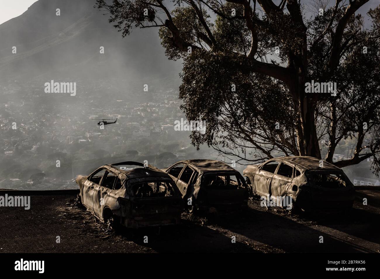 Des hélicoptères combattent un incendie sauvage sur les pentes du mont Table du Cap et du site emblématique de l'Afrique du Sud Banque D'Images