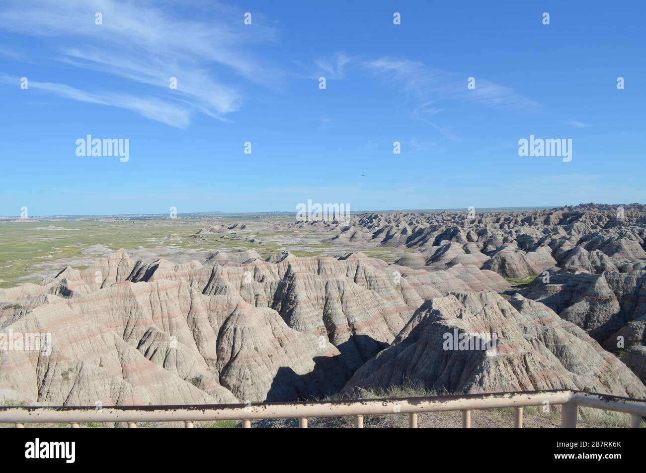 Fin du printemps dans le Dakota du Sud : en regardant vers l'est depuis le bout de Big Badlands, vous surplombent Trail dans le parc national de Badlands Banque D'Images