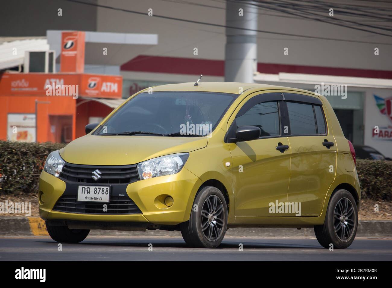 Chiangmai, Thaïlande - 20 février 2020: Voiture écologique privée, Suzuki Celerio. Photo à la route no 121 à environ 8 km du centre-ville de Chiangmai, thaïlande. Banque D'Images