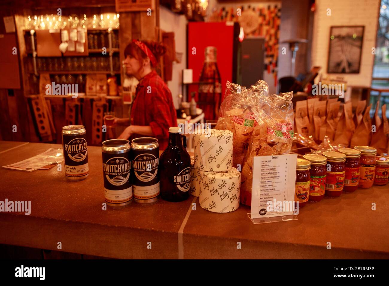 Un travailleur parle de la façon dont la brasserie SwitchYard a mis du papier toilette sur le menu comme une plaisanterie au cours des dernières semaines, l'achat pandémique de panique, Et il est toujours sur le menu car quelques propriétaires et gestionnaires mènent une opération alimentaire le jour de la Saint-Patrick pendant l'urgence 2020 de Covid-19/Coronavirus. SwitchYard a déposé tous ses travailleurs après que le gouverneur de l'Indiana Eric Holcomb ait donné l'ordre de fermer tous les bars et restaurants à la salle à manger en personne dans l'Indiana. De nombreux restaurants et bars locaux ont fermé et mis la plupart ou la totalité de leurs employés à leur service. Bloomington, qui est une ville universitaire de Big Ten, dépend fortement du service Banque D'Images