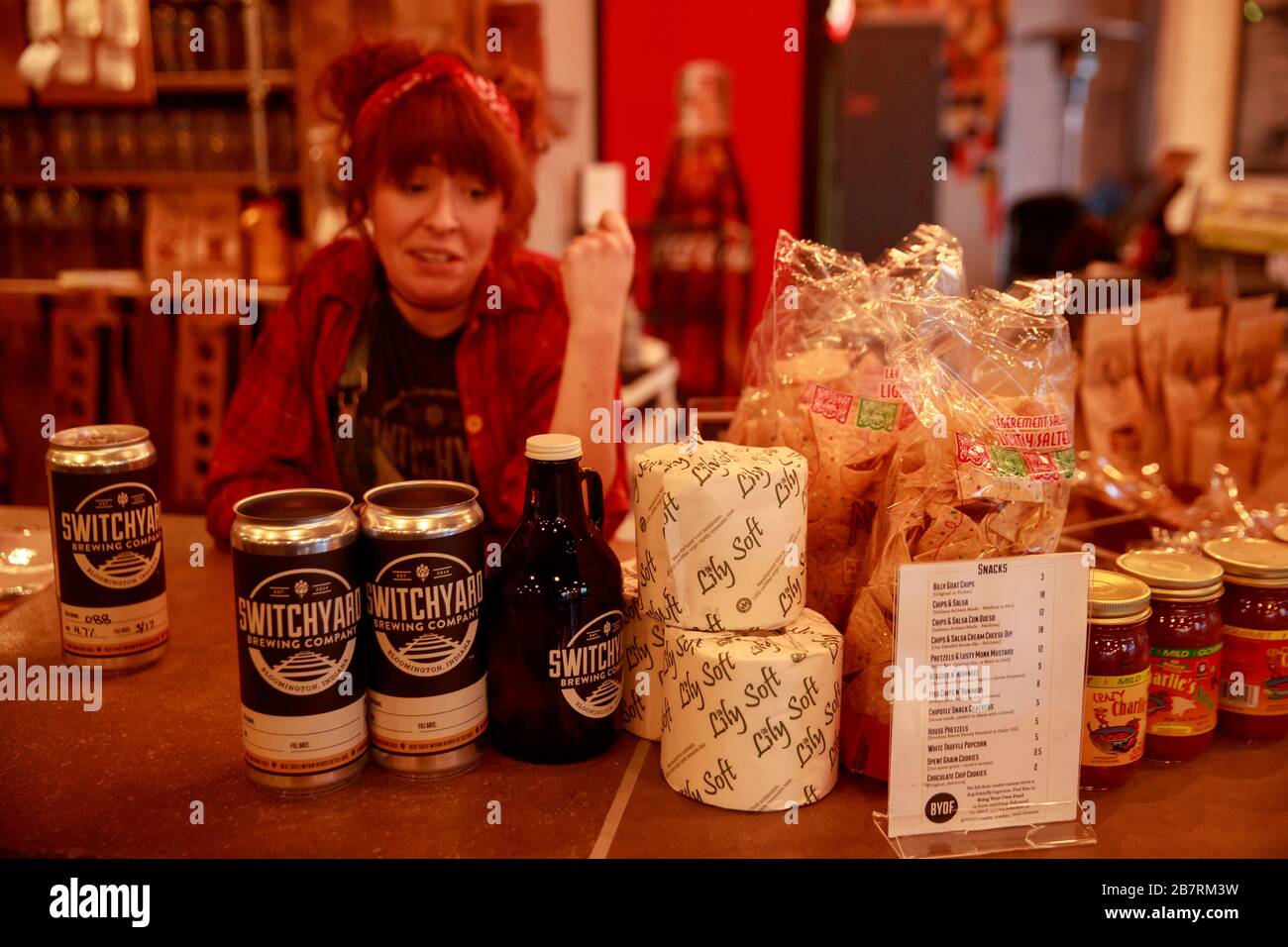 Un travailleur parle de la façon dont la brasserie SwitchYard a mis du papier toilette sur le menu comme une plaisanterie au cours des dernières semaines, l'achat pandémique de panique, Et il est toujours sur le menu car quelques propriétaires et gestionnaires mènent une opération alimentaire le jour de la Saint-Patrick pendant l'urgence 2020 de Covid-19/Coronavirus. SwitchYard a déposé tous ses travailleurs après que le gouverneur de l'Indiana Eric Holcomb ait donné l'ordre de fermer tous les bars et restaurants à la salle à manger en personne dans l'Indiana. De nombreux restaurants et bars locaux ont fermé et mis la plupart ou la totalité de leurs employés à leur service. Bloomington, qui est une ville universitaire de Big Ten, dépend fortement du service Banque D'Images