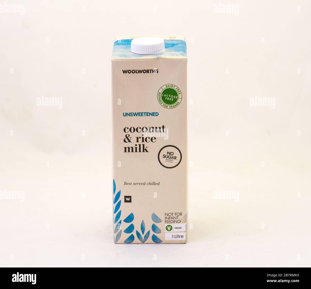 Alberton, Afrique du Sud - un conteneur de Woolworths nourriture noix de coco et lait de riz isolé sur une image claire de fond avec espace de copie Banque D'Images