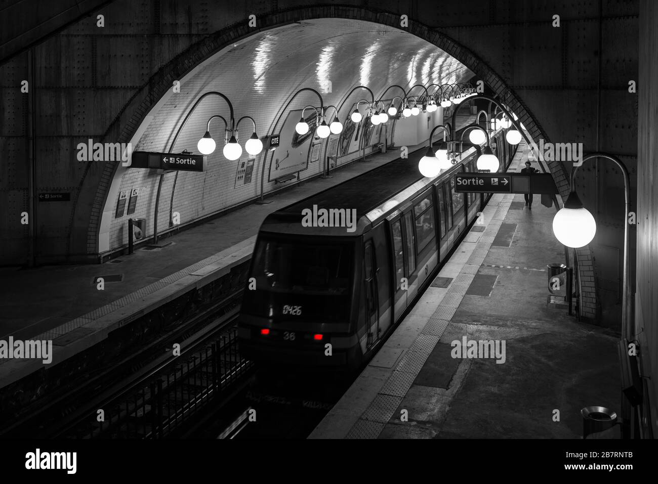 Paris, France - 24 décembre 2018 : une des plus anciennes stations de métro d'Europe - Paris souterrain. Photographie noir et blanc. Feux rouges sur le chariot Banque D'Images