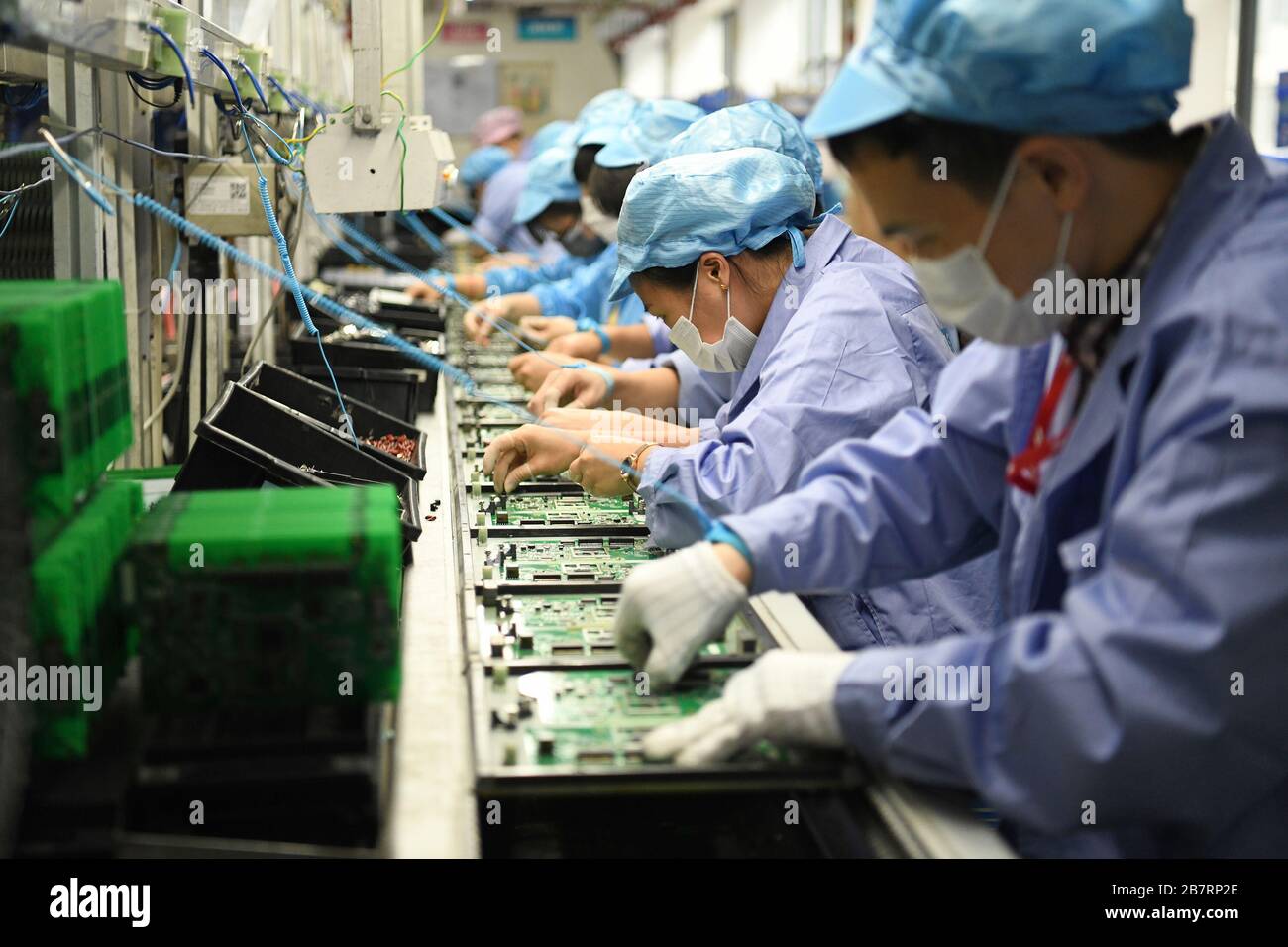 Shenzhen, province chinoise de Guangdong. 12 mars 2020. Les membres du personnel travaillent à l'atelier de la société de technologie TP-Link à Shenzhen, dans la province de Guangdong en Chine méridionale, le 12 mars 2020. Shenzhen a vu plus de 97 pour cent des entreprises industrielles au-dessus de la taille désignée et les principaux projets reprendre l'opération. Crédit: Liang Xu/Xinhua/Alay Live News Banque D'Images