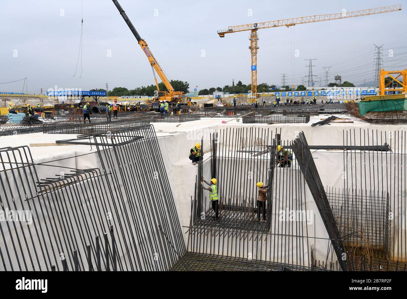 Shenzhen, province chinoise de Guangdong. 12 mars 2020. Les travailleurs travaillent sur le chantier de construction de la ville de Guangming Science à Shenzhen, dans la province de Guangdong en Chine méridionale, le 12 mars 2020. Shenzhen a vu plus de 97 pour cent des entreprises industrielles au-dessus de la taille désignée et les principaux projets reprendre l'opération. Crédit: Liang Xu/Xinhua/Alay Live News Banque D'Images