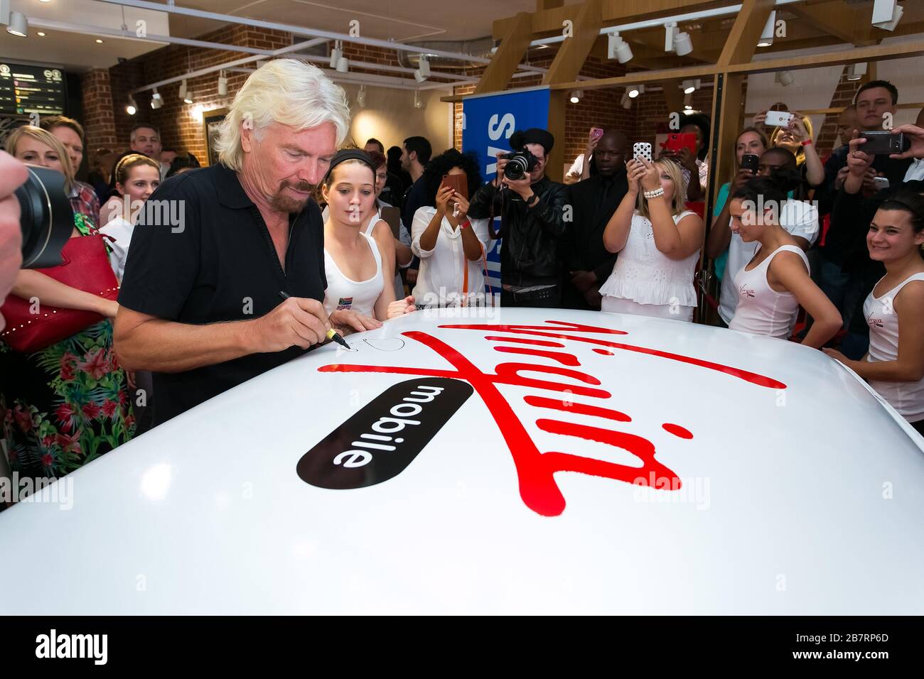 Johannesburg, Afrique du Sud - Octobre 02, 2013 : Richard Branson de signer des autographes dans Virgin Mobile record mondial Guinness tentative et réalisé le montage Banque D'Images