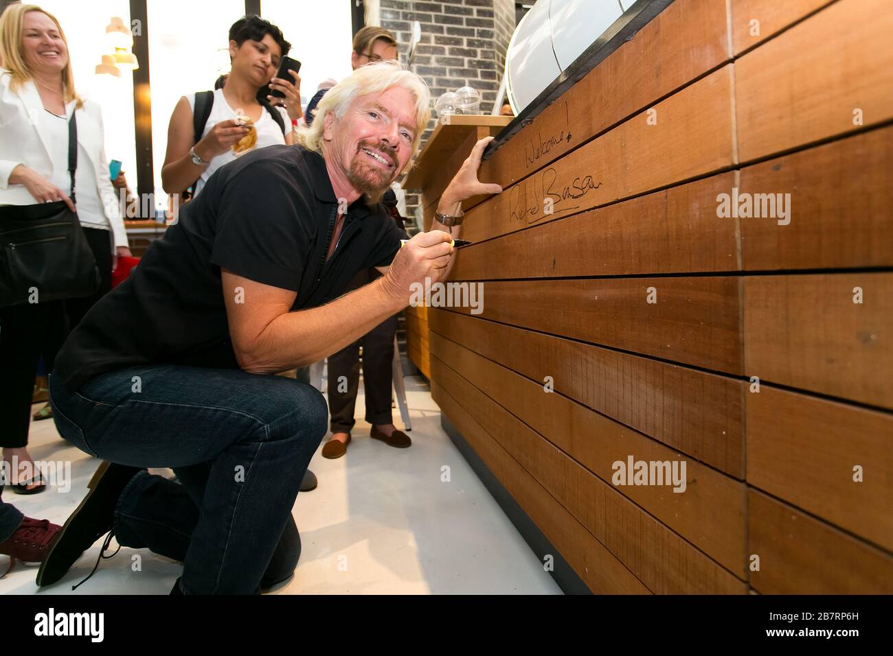 Johannesburg, Afrique du Sud - Octobre 02, 2013 : Richard Branson de signer des autographes dans Virgin Mobile record mondial Guinness tentative et réalisé le montage Banque D'Images