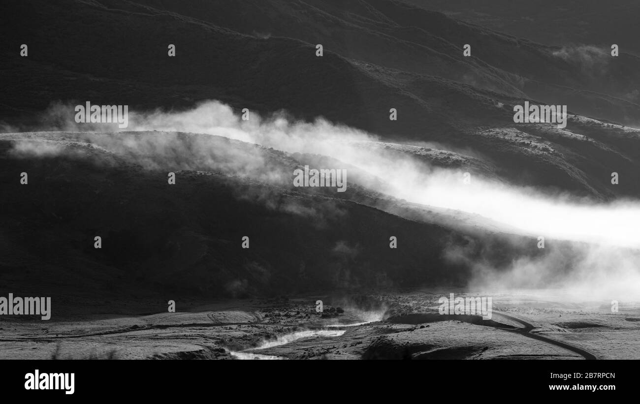 Image en noir et blanc des collines de Rolling dans la brume du matin Banque D'Images