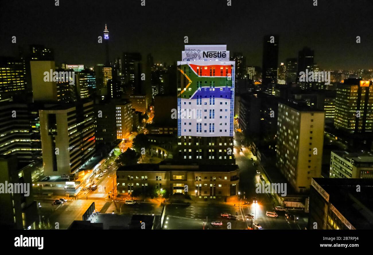 Johannesburg, Afrique du Sud - le 17 septembre 2013 : High Angle view of illuminated building et des scènes de rue de Braamfontein banlieue de Johannesburg CBD un Banque D'Images