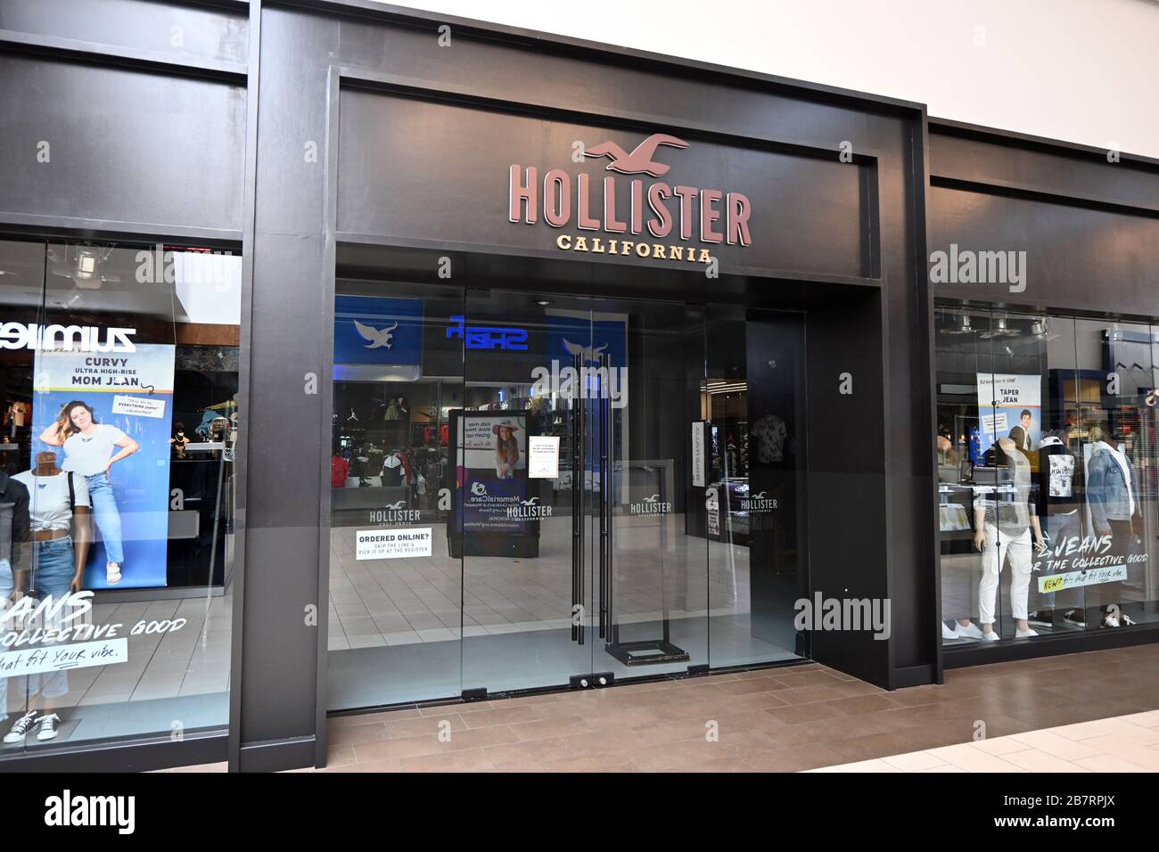 Vue générale du magasin Hollister au centre commercial Los Cerritos, mardi 17 mars 2020, à Cerritos, Californie. Le centre commercial a réduit les heures et les magasins ont fermé en raison de l'épidémie de pandémie de coronavirus COVID-19. (Photo par IOS/Espa-Images) Banque D'Images