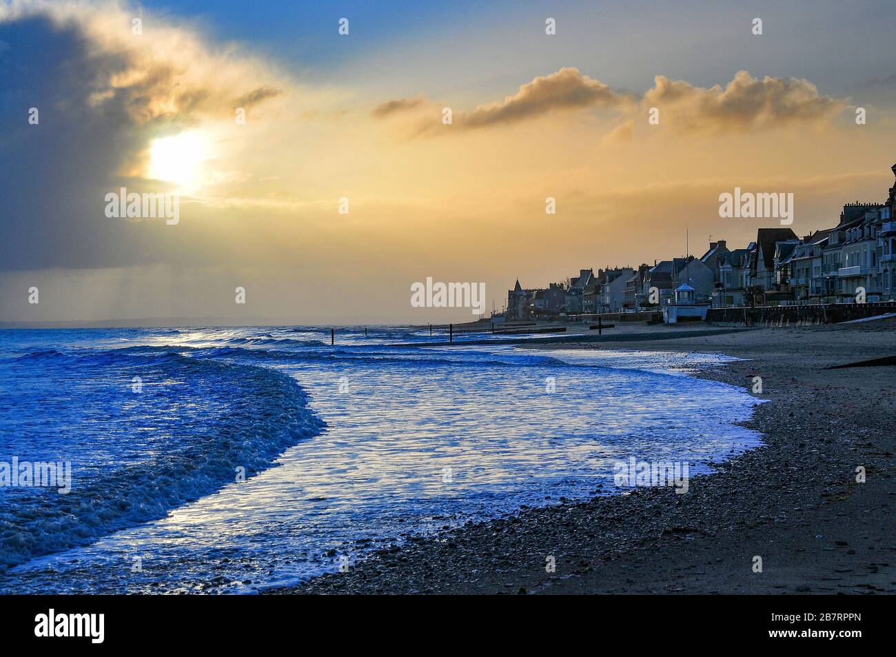 La plage de Saint-Aubin-sur-Mer dans le département du Calvados en Normandie au lever du soleil, France, Europe Banque D'Images