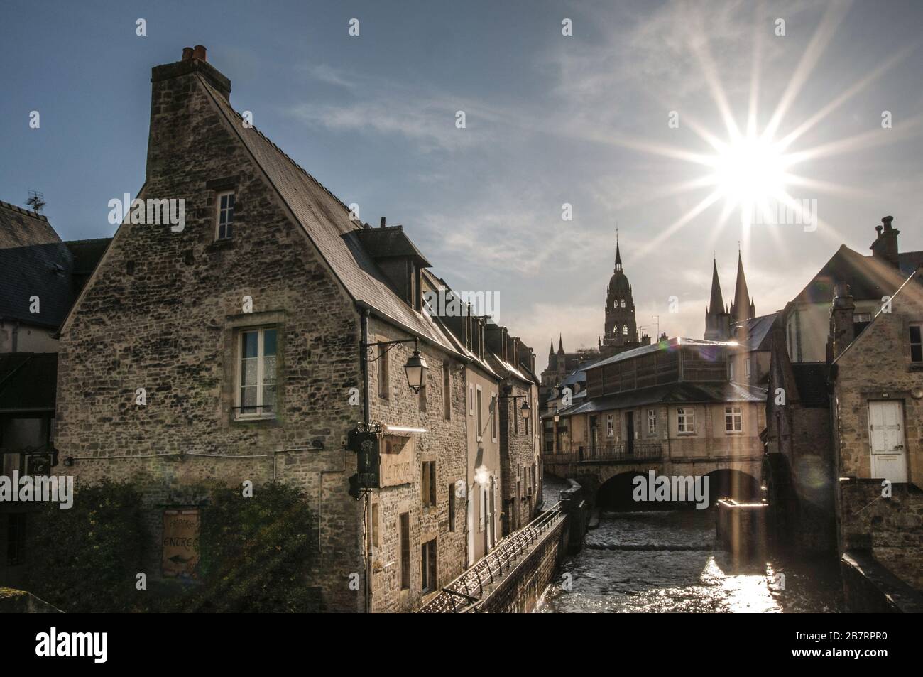 Vieille ville de Bayeux avec la rivière Aure, en arrière-plan les tours de la cathédrale de la Nortre Dame de Bayeux, département du Calvados, Normandie, France Banque D'Images