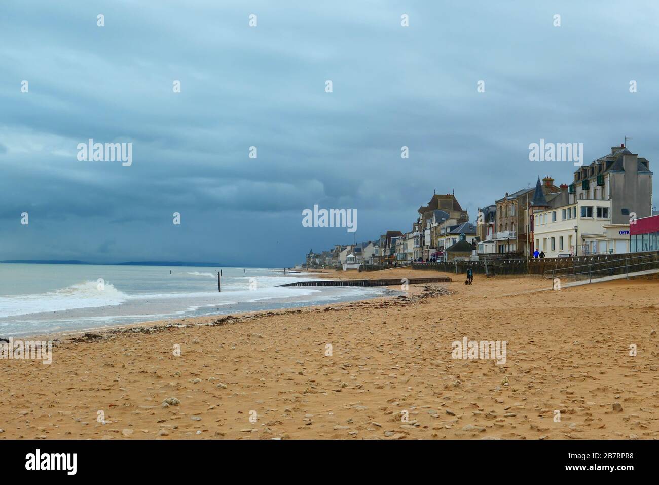 La plage de Saint-Aubin-sur-Mer dans le département du Calvados en Normandie, France, Europe Banque D'Images