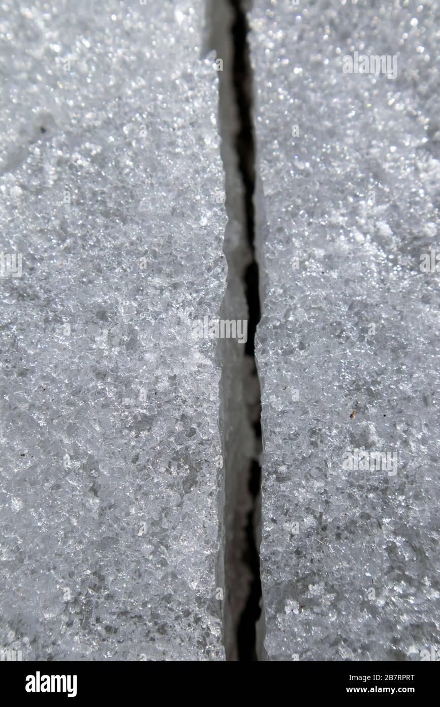 fissure dans la glace, le motif de glace de lac au printemps Banque D'Images