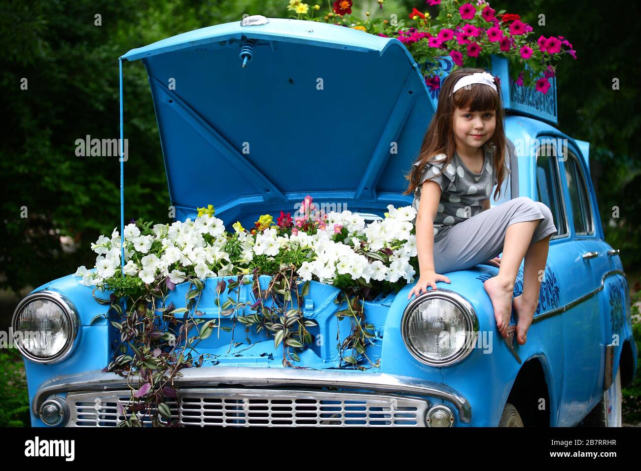 Petite Fille Marche Dans La Parkgirl Pres D Une Voiture Ancienne Photo Stock Alamy Petite Fille Marche Dans La Parkgirl Pres D Une Voiture Ancienne Photo Stock Alamy