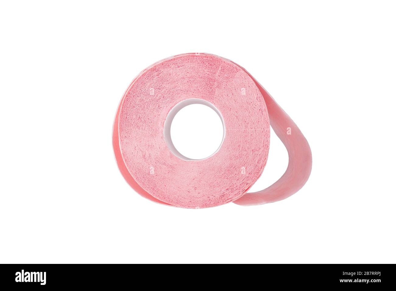 Papier toilette sur fond blanc isolé gros plan, un rouleau de tourbière tendre rose, mouchoirs en papier, élément de conception, prise de vue en studio Banque D'Images