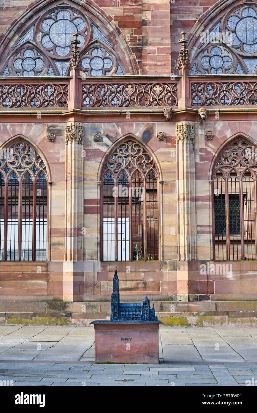 Strasbourg, France - février 2020: Modèle d'examen de petite touche réplique pour les aveugles de la tour de la célèbre cathédrale de Strasbourg en France Banque D'Images