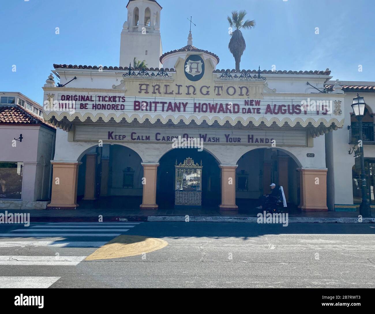 Santa Barbara, Californie, États-Unis. 17 mars 2020. Le théâtre historique d'Arlington sur State Street dans le panneau de Santa Barbara dit: "Restez calme, continuez, Wash HandsÃ Credit: Amy Katz/ZUMA Wire/Alay Live News Banque D'Images