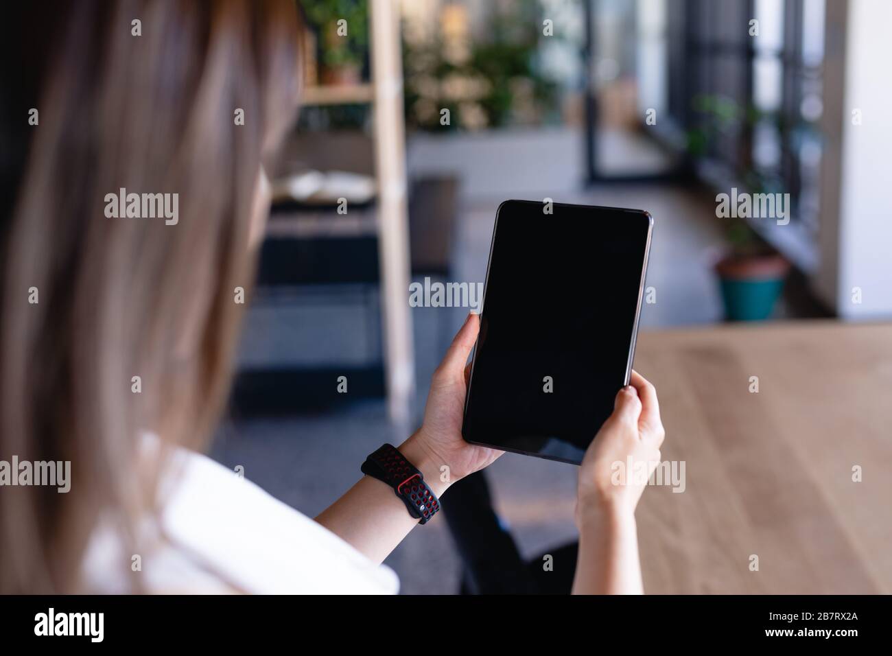 Concentrez-vous sur une tablette numérique tenant par une femme Banque D'Images