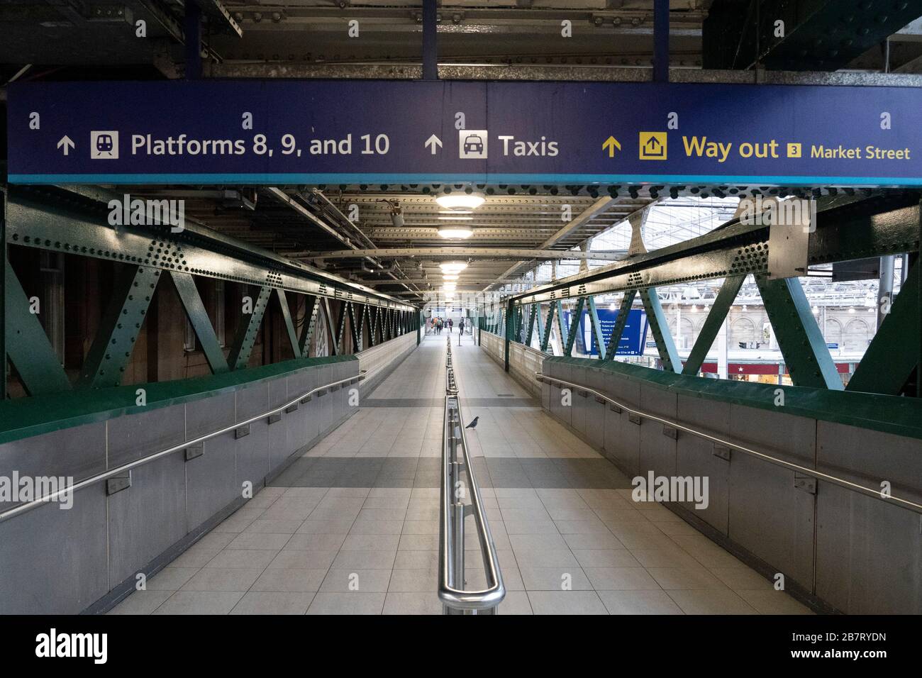 Édimbourg, Écosse, Royaume-Uni. 18 mars 2020. Les cicatrelles du coronavirus sont évidentes dans une station vide de Waverley pendant l'heure de pointe du matin, normalement occupée. Iain Masterton/Alay Live News. Banque D'Images