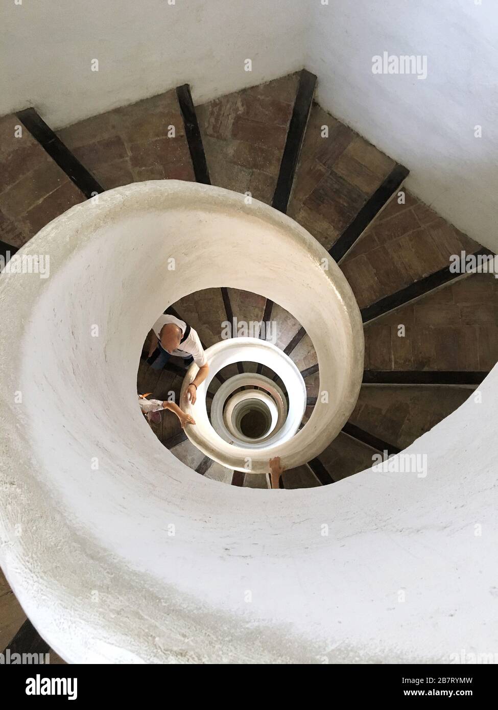 Ancien escalier en colimaçon hypnotisant avec des gens dans l'église Banque D'Images