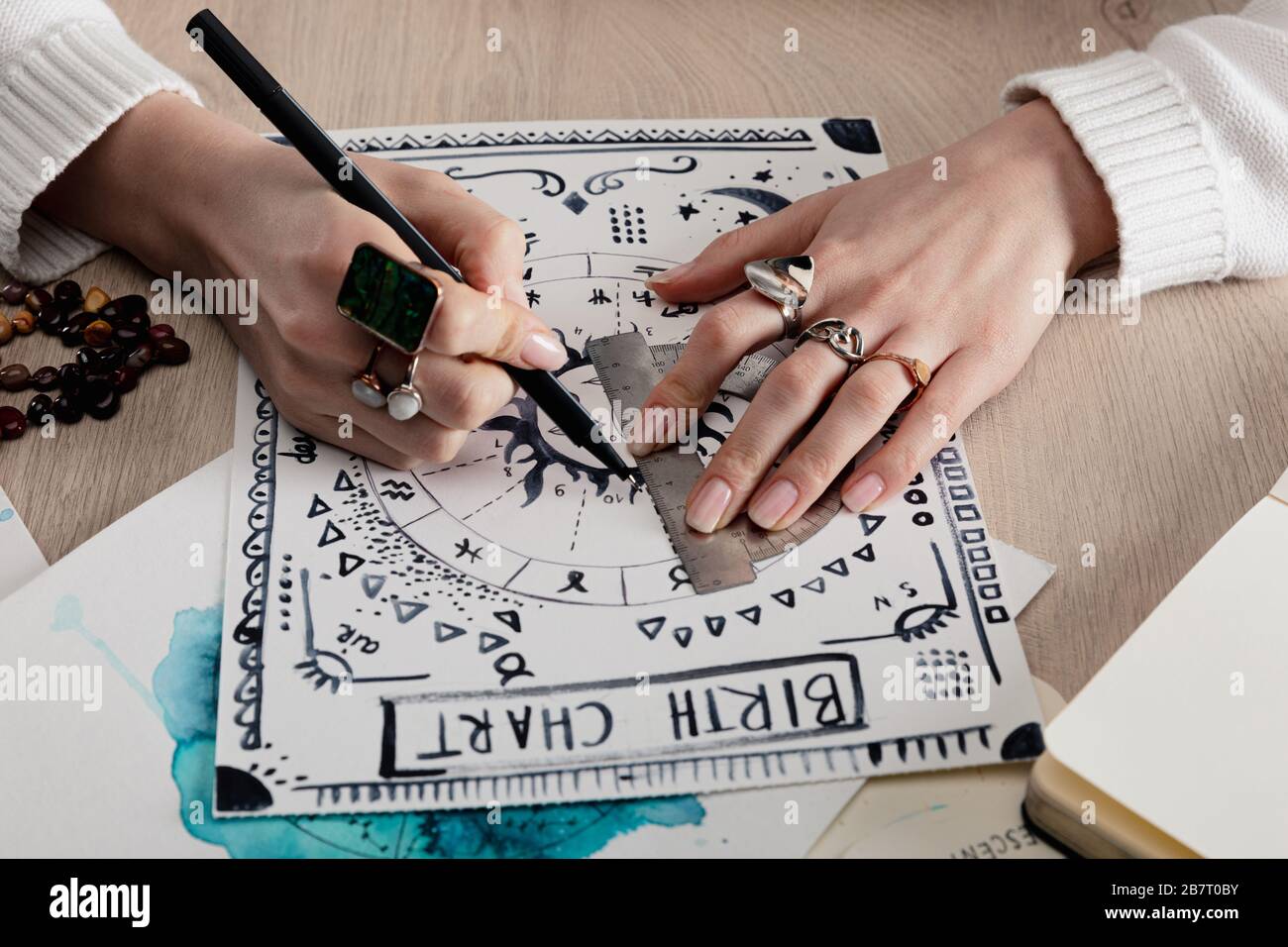 Vue rognée du plan de naissance de l'astrologue avec dessin aquarelle sur la table Banque D'Images