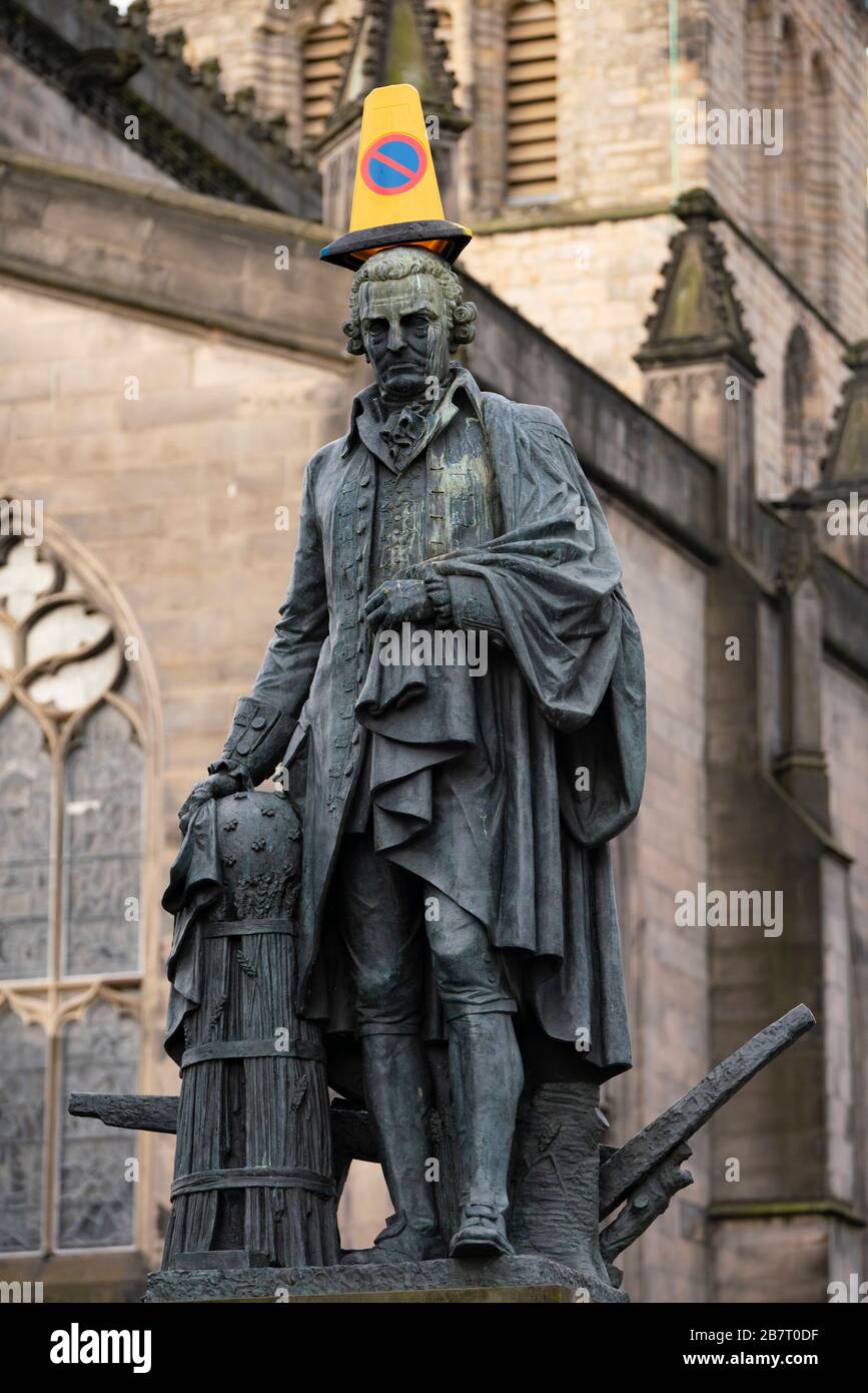 Édimbourg, Écosse, Royaume-Uni. 18 mars 2020.cône de trafic placé sur la statue d'Adam Smith sur le Royal Mile à Édimbourg. Iain Masterton/Alay Live News. Banque D'Images