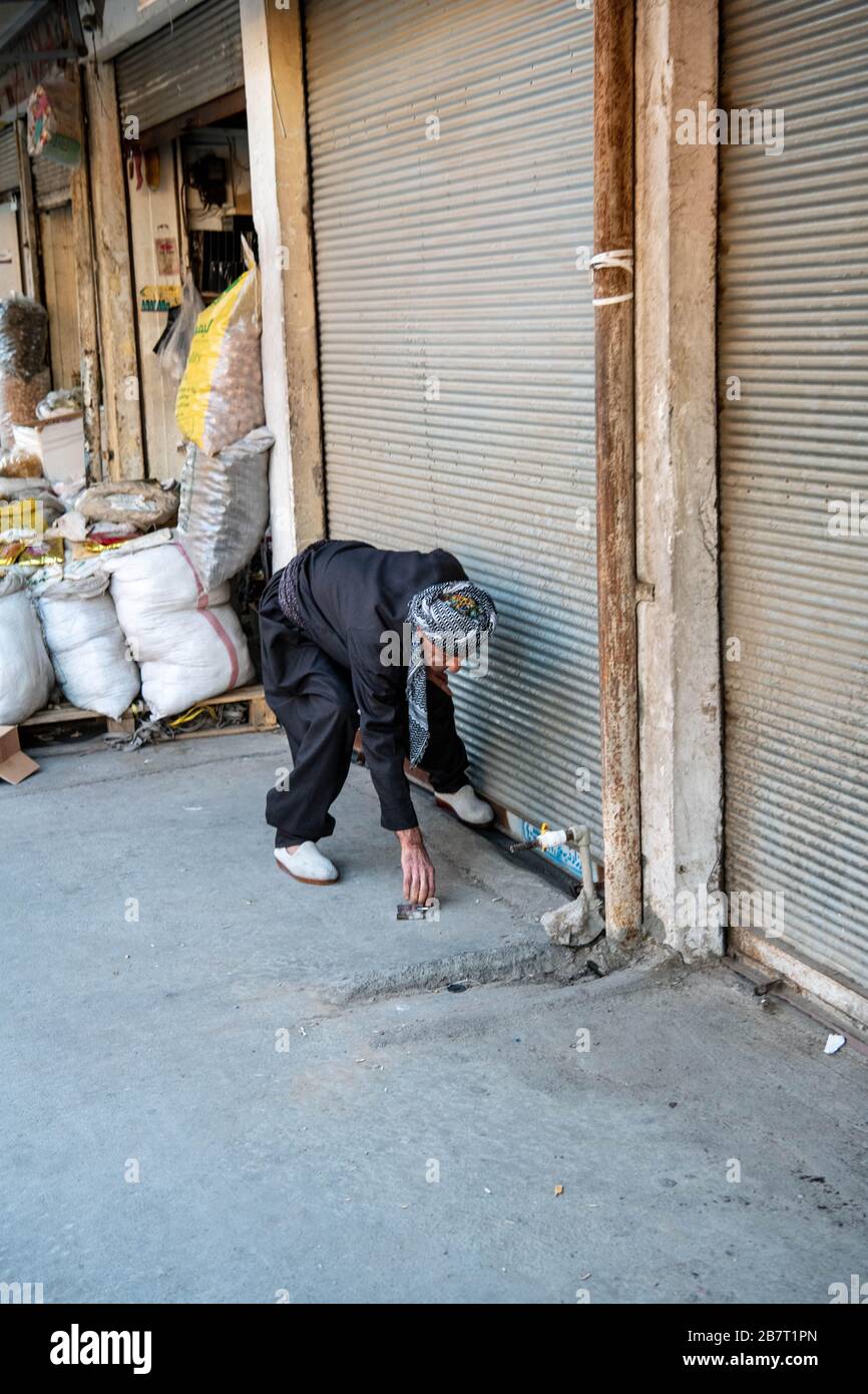 Irak, Kurdistan irakien, Arbil, Erbil. Un homme kurde âgé ferme sa boutique Banque D'Images