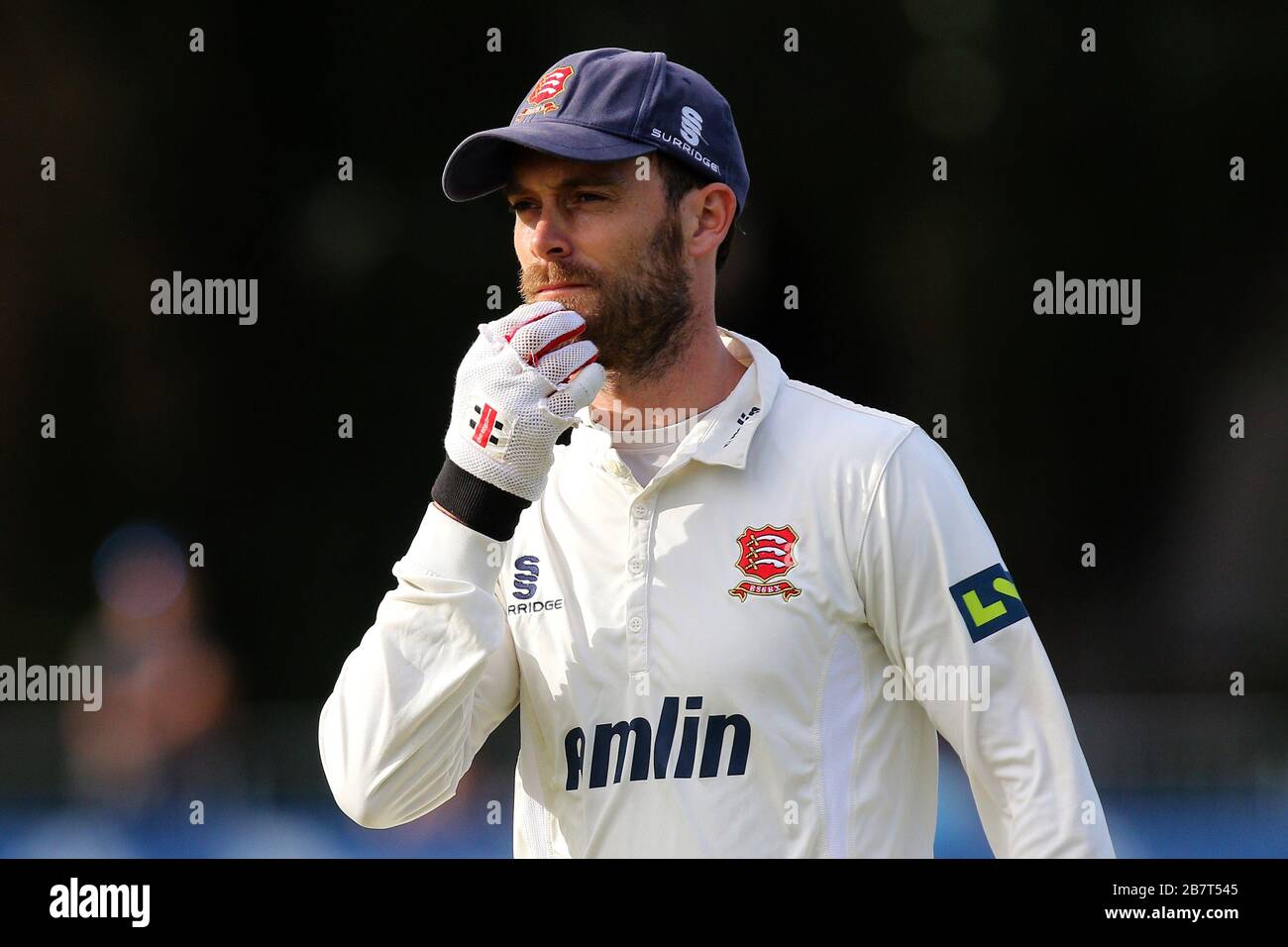 James Foster, de la CCC d'Essex, quitte le champ après que son équipe ait subi une défaite à domicile à la CCC de Surrey Banque D'Images