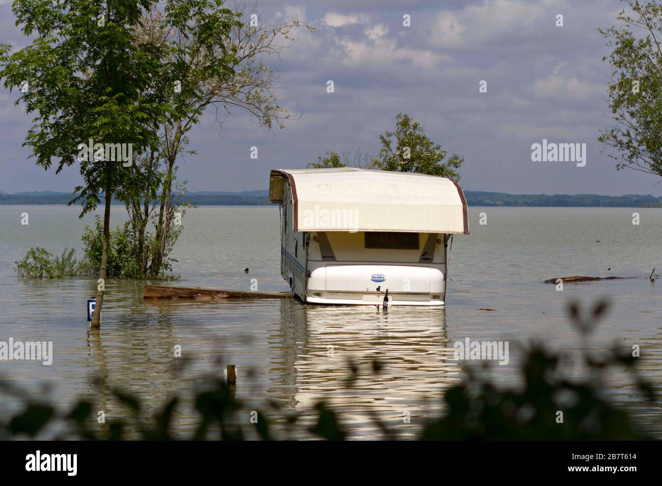 Caravane coincée dans le Chiemsee Flood juin 2013, Chiemgau, Haute-Bavière Allemagne Europe Banque D'Images